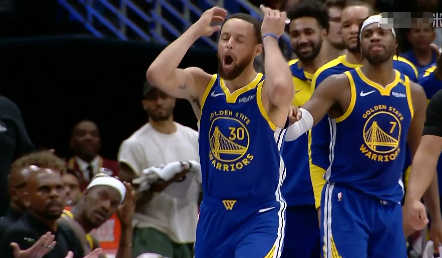 爱游戏tv-勇士翻盘热火，库里点燃赛场