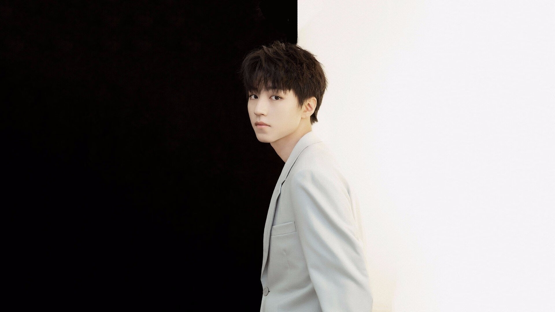 爱游戏在线-黑马狂飙，青年风暴席卷伊莫拉！红牛二队力克索伯，皮亚斯特里刷新最年轻领奖台纪录